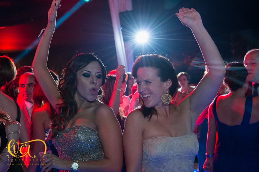 fotografo de bodas en mexico novios bailando pista leds iluminada