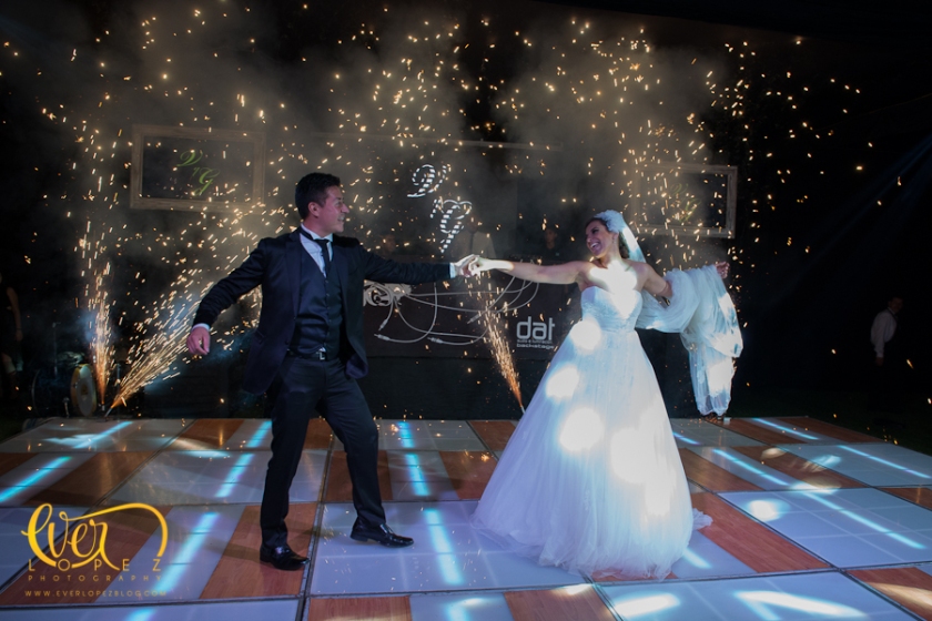 fotografo de bodas en mexico novios bailando pista leds iluminada