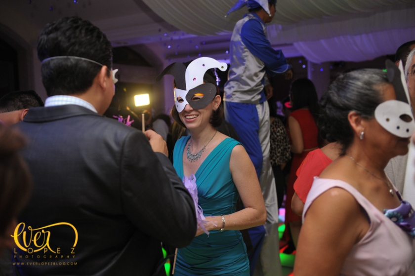 novio novia fiesta invitados accesorios gorros mascaras sanqueros grupo versatil boda guadalajara jalisco
