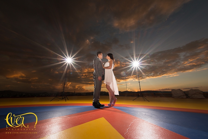 Mexico wedding photographer Ever Lopez, Helipad Engagement session pictures helicopter bride groom