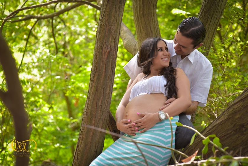 Fotografías de embarazo en Guadalajara, Jalisco Mexico. Fotografo profesional de maternidad Ever Lopez, fotos de embarazada bonita zapopan en el bosque colomos, arboles, columpios, juegos